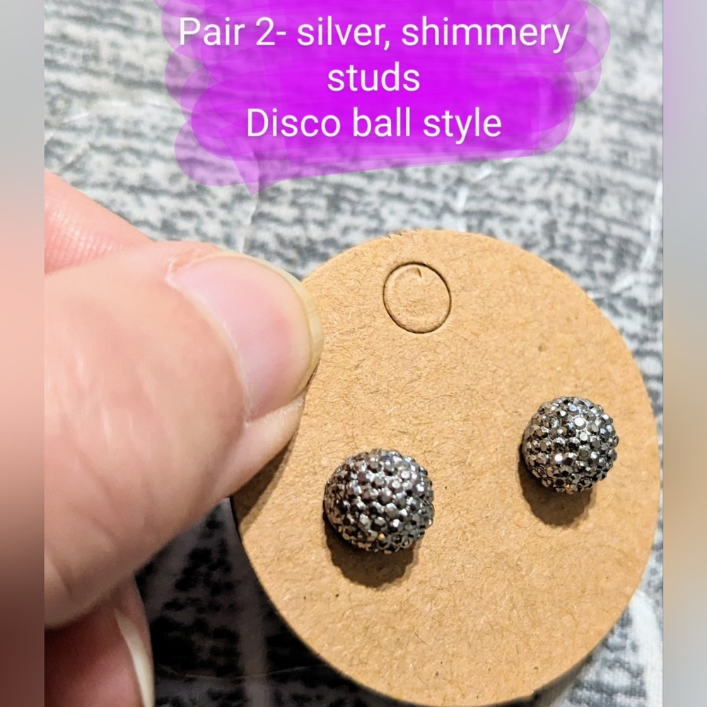 2 pairs of stud earrings, NWOT, beautiful fashion, costume earrings - Picture 4 of 5